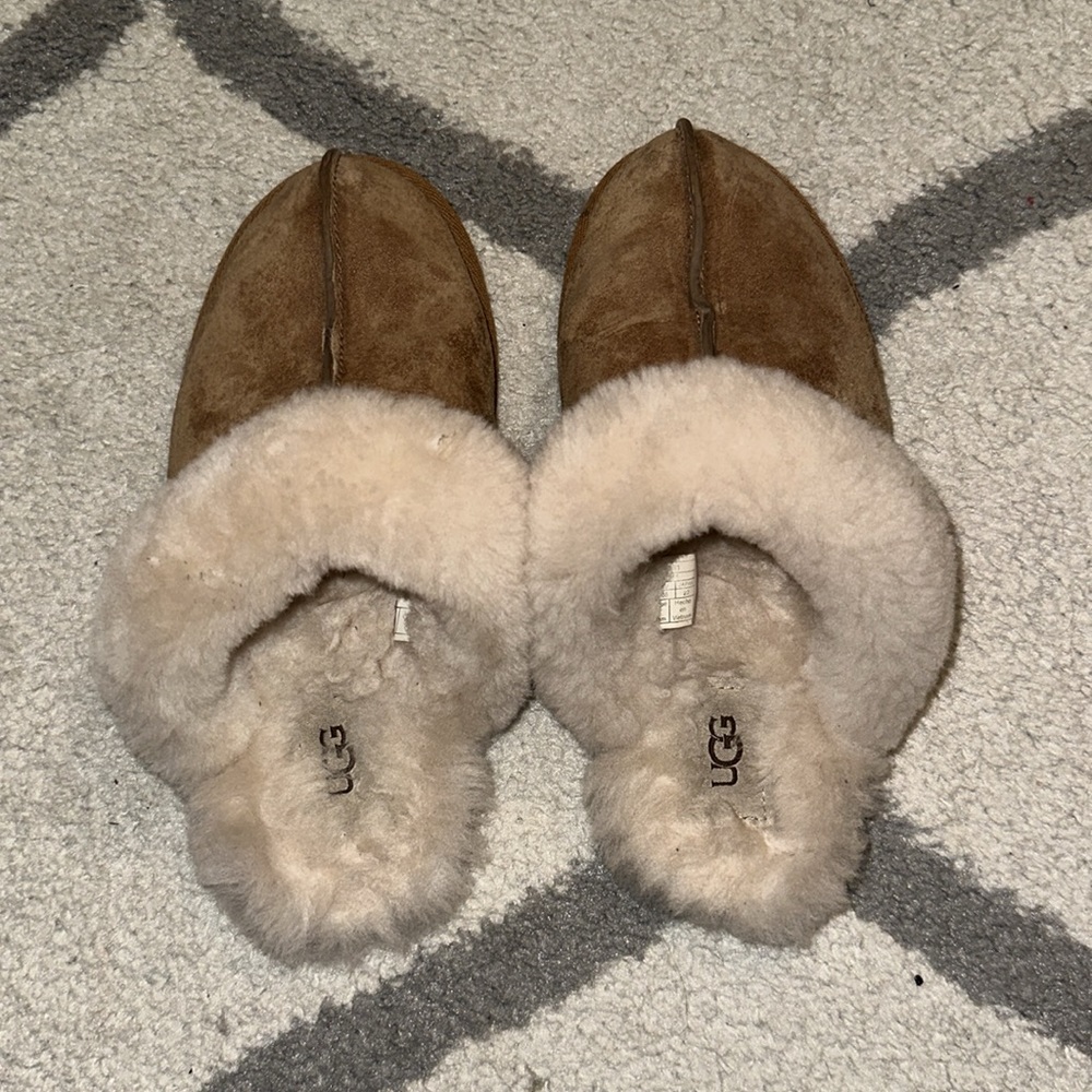 Selling:UGG slip ons. Size 5 in women’s, never worn.